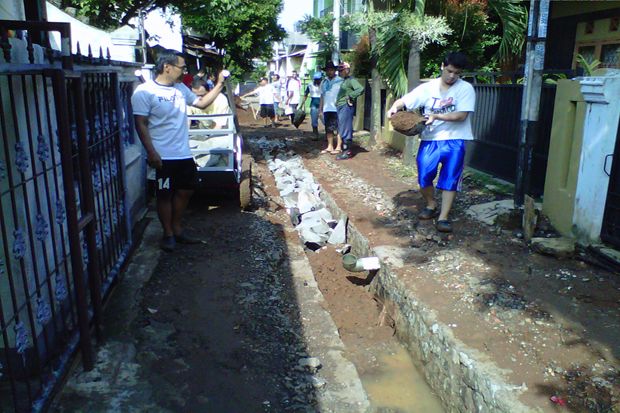 Kontraktor Kabur, Warga...