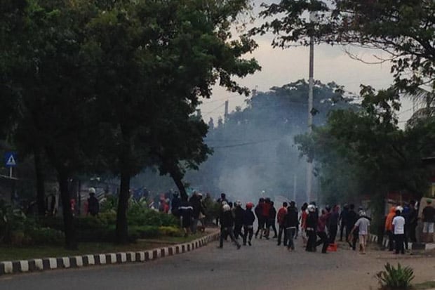 Bentrokan Warga Pecah...