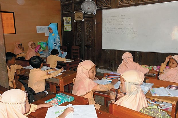 Rumah dan Masjid Jadi...