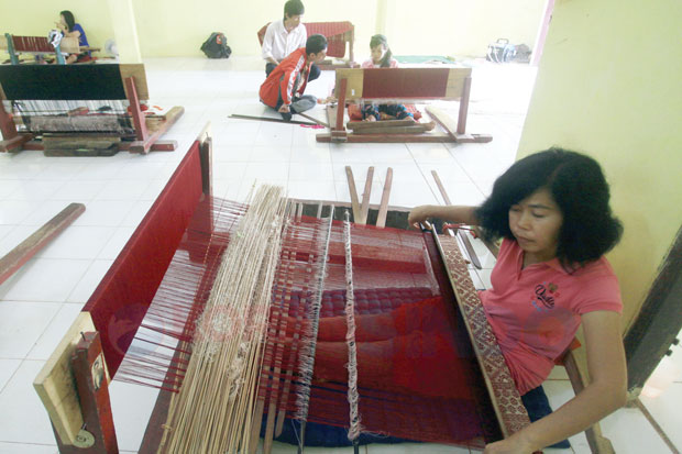 Regenerasi Perajin Songket...