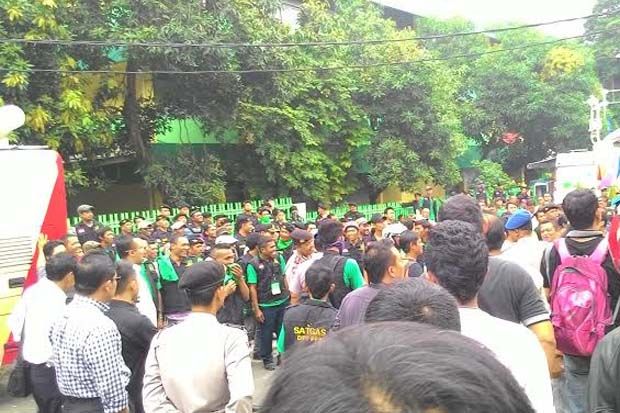 Sekelompok Orang Serbu...