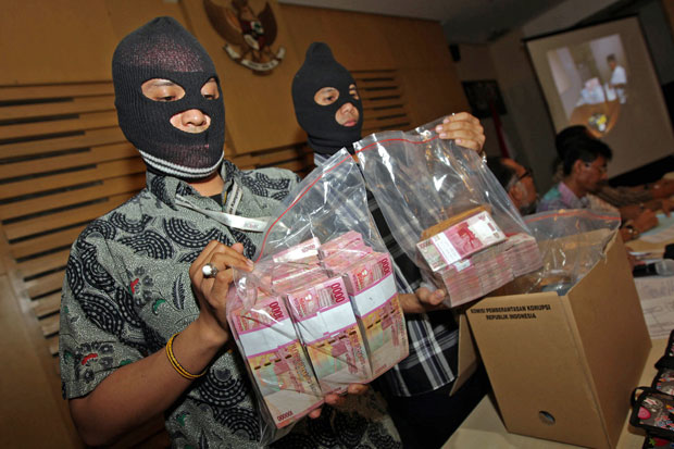 KPK Sita Tiga Koper...
