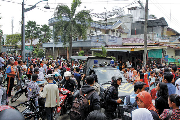 Massa Lempari Rumah...