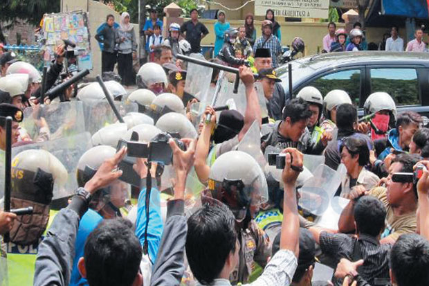 Demo Tolak Jokowi Ricuh,...