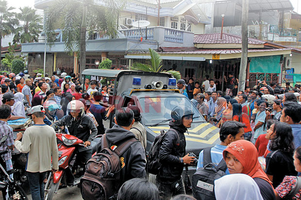 Massa Lempari Rumah...