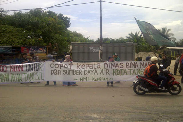 Banyak Jalan Rusak,...