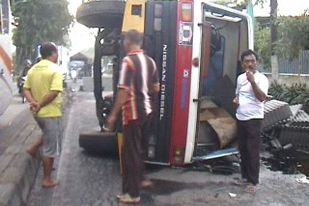 Truk Terguling di Jalan...