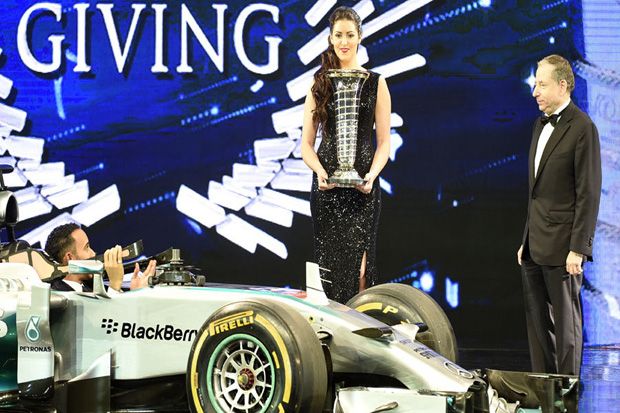 Hamilton Diganjar Penghargaan