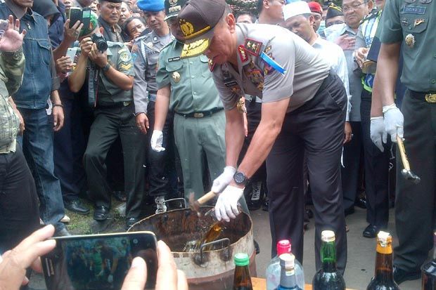 Polres Garut Musnahkan...