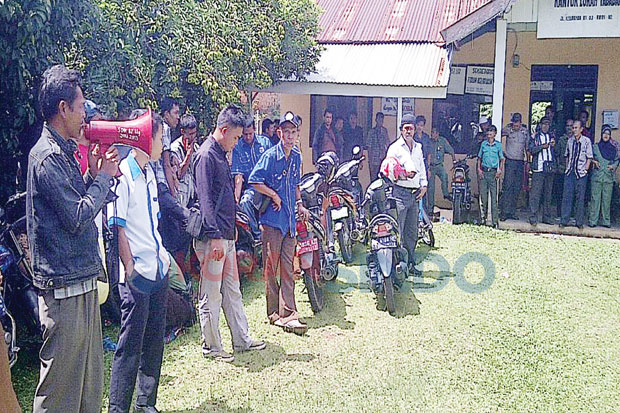 Warga Taba Baru Demo...