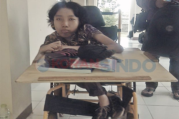 Kursi Roda Tak Menghalanginya...