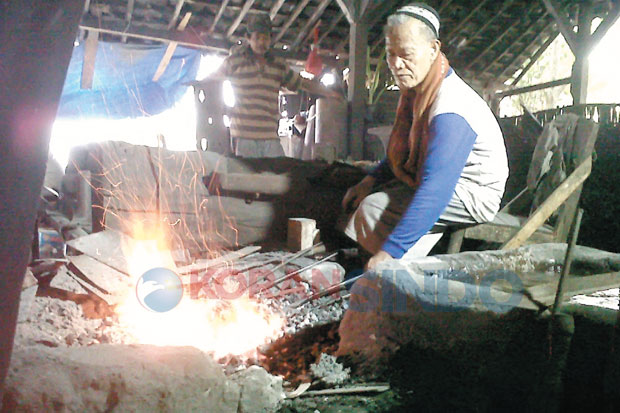 Pande Besi Kewalahan...