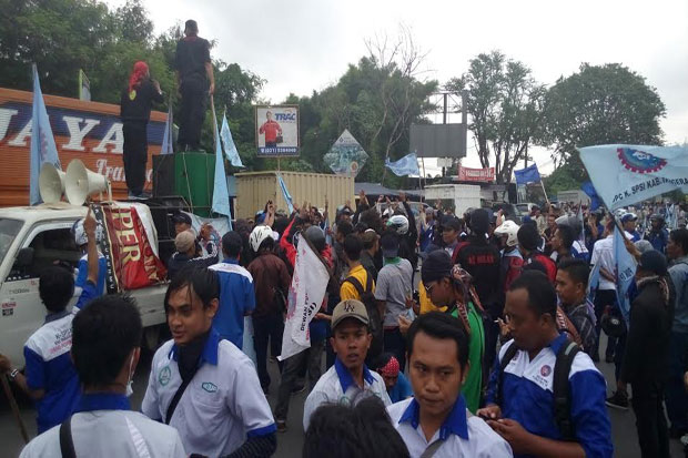 Demo di Depan Tol Bitung,...