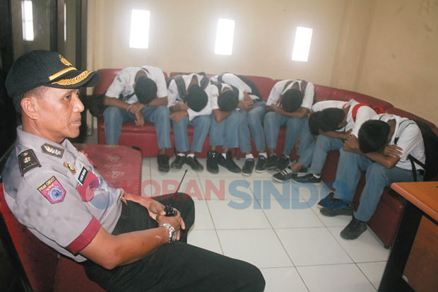 8 Pelajar Pasang Batu...