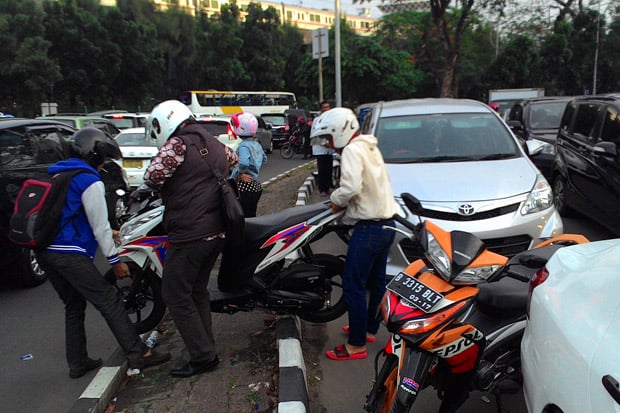 Terjebak Macet, Biker...