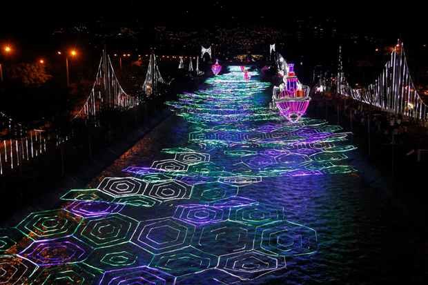 Hiasan Natal di Seluruh...