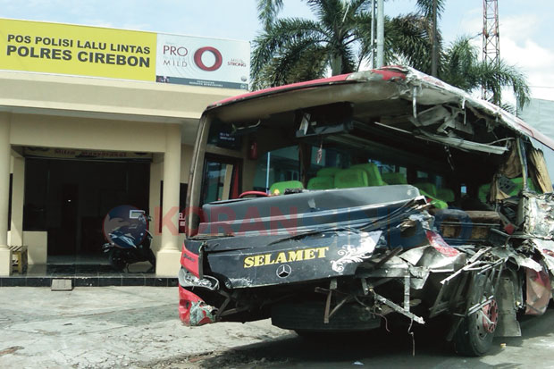 Bus Hantam Tronton Dua...