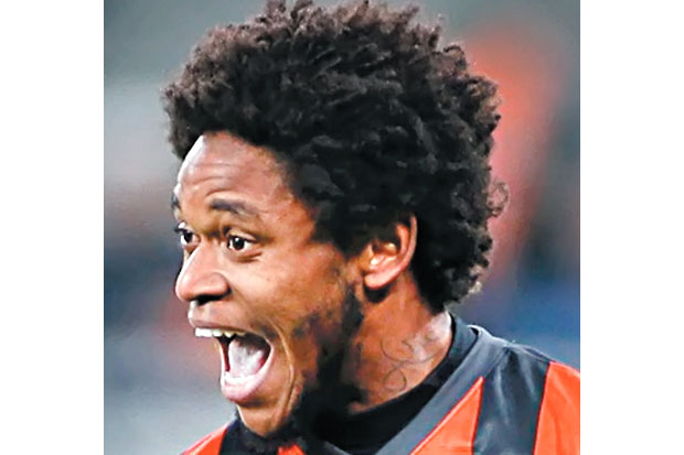Luiz Adriano Sejajar...