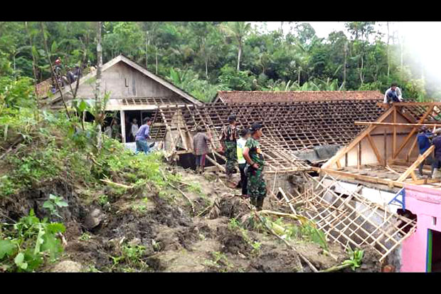 Longsor Timbun Dua Dusun...