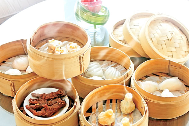Menikmati Dim Sum Favorit