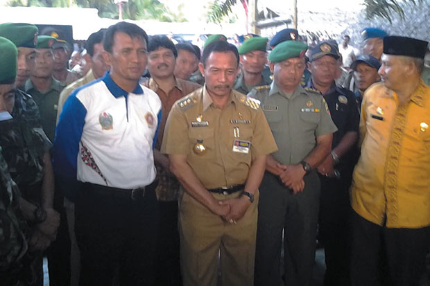 Gatot Serahkan Bantuan...