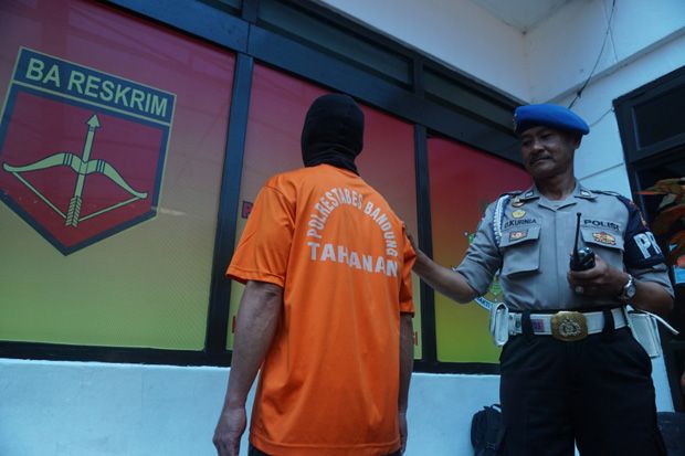 Berpura-pura Jadi Dukun,...