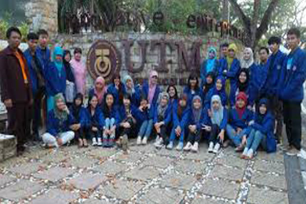 Mahasiswa UNY Tanam...