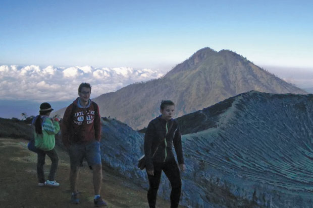 Berburu si Api Biru