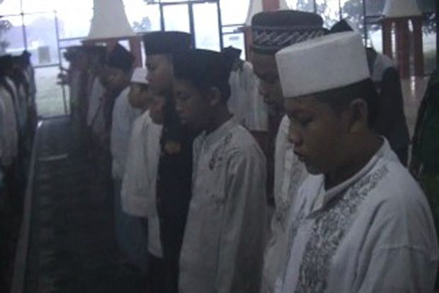 Santri di Jombang Salat...