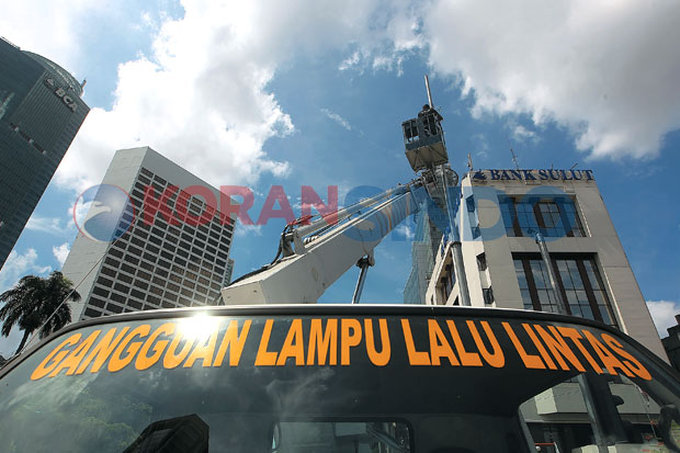 Pantau Jakarta dengan...