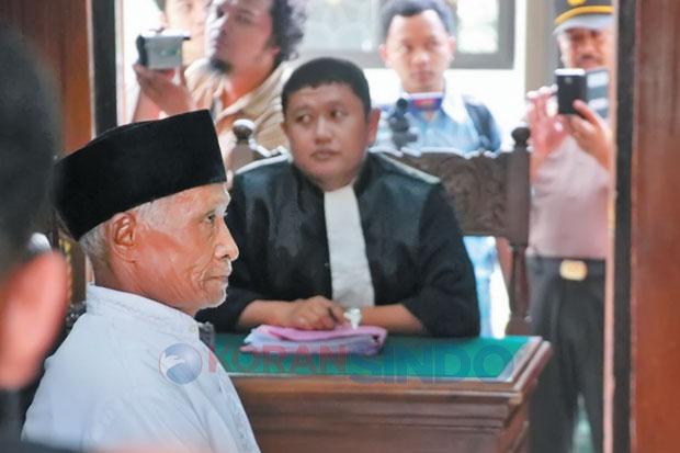 Masuk Ruang Sidang,...