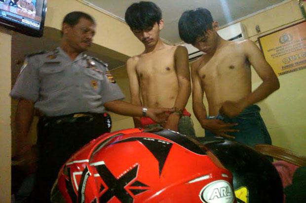 Curi Helm, 2 ABG Babak...