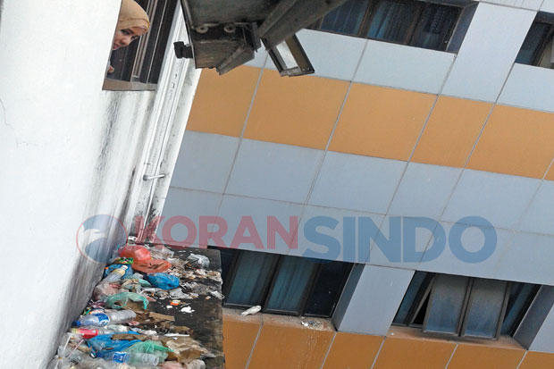 Sampah Berserakan di...