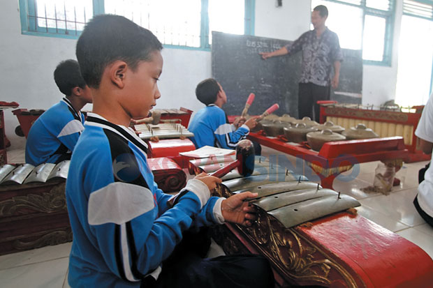 Ajak Murid Ngamen di...