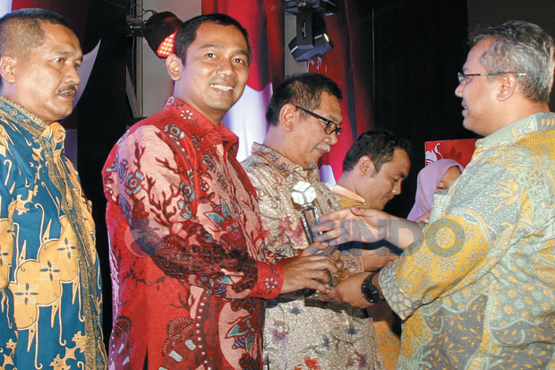 Pemkot Terima Penghargaan...
