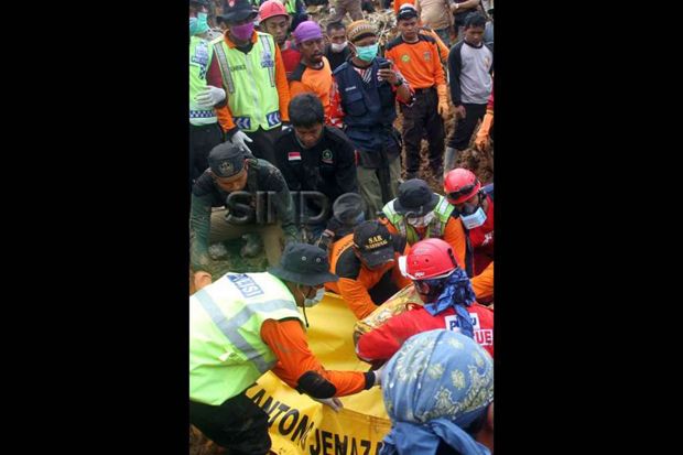 Korban Tewas Longsor...