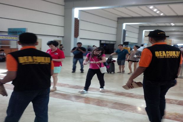 Bea Cukai Cegat Penggemar...