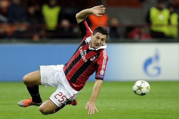 Milan Coba Manfaatkan...