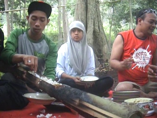 Menikmati Nasi Bumbung...