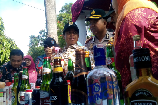 Ribuan Botol Miras Dimusnahkan...