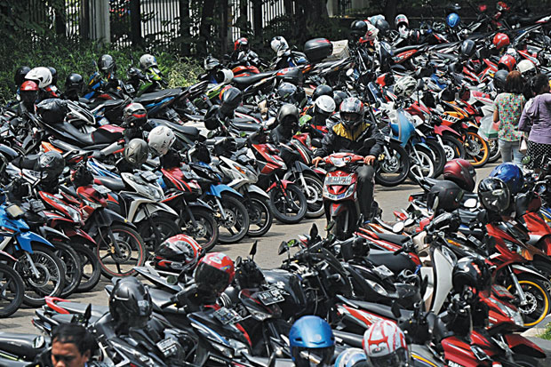Pengendara Pilih Parkir...