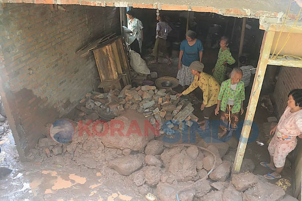 Longsor Terjang Rumah...