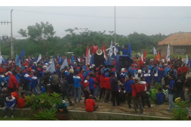 Tuntut Revisi UMK, Ribuan...