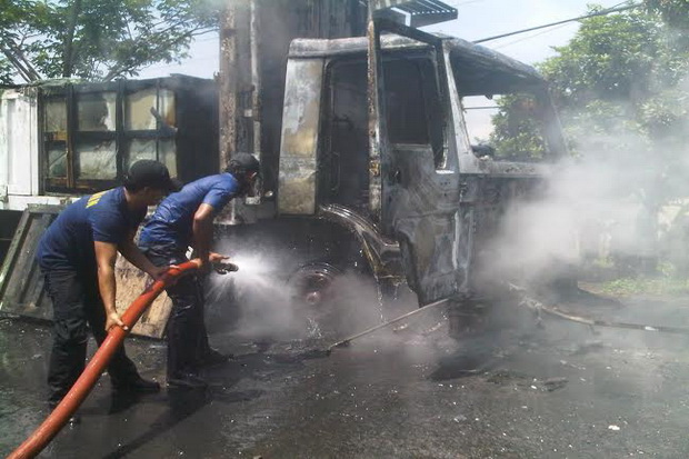 Truk Trailer Terbakar...