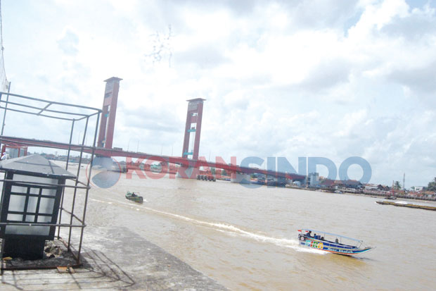 Melintas Sungai Musi,...