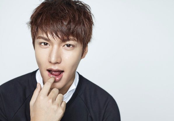 Lee Min-ho Bermalam...