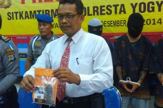 Pesta Ganja di Losmen,...