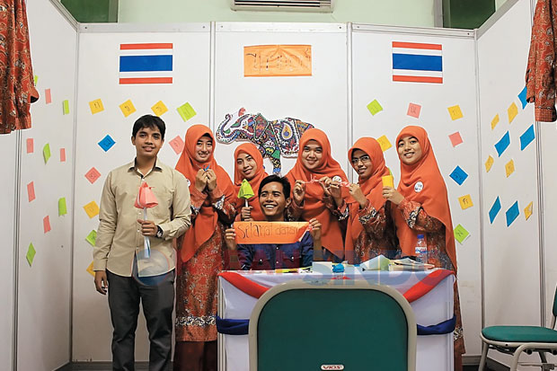Ajang Perkenalan Budaya,...