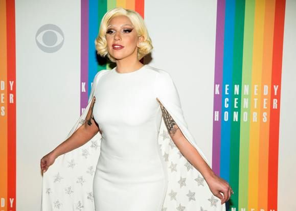 Lady Gaga Kerjakan Album...
