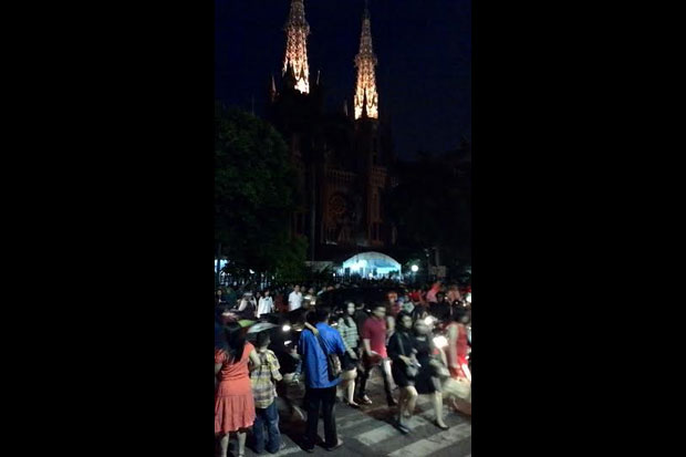 Dipenuhi Jemaat, Katedral...